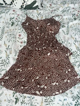 Vestido marrón con estampado blanco