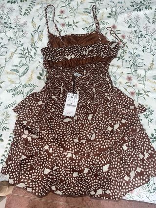 Vestido marrón con estampado blanco