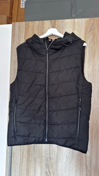 Chaleco acolchado Bershka negro capucha