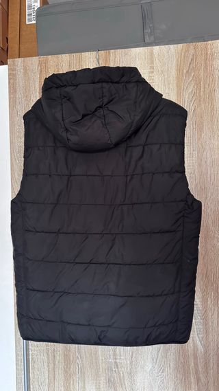 Chaleco acolchado Bershka negro capucha