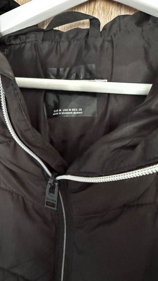 Chaleco acolchado Bershka negro capucha