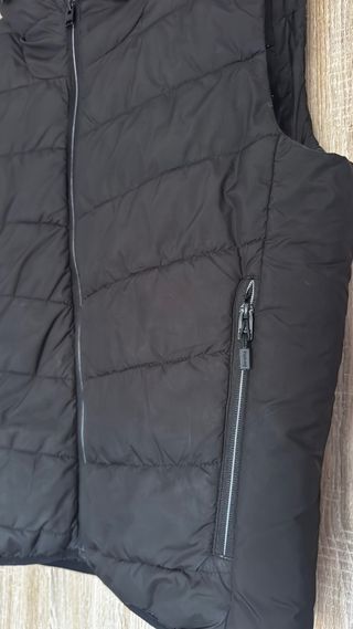 Chaleco acolchado Bershka negro capucha