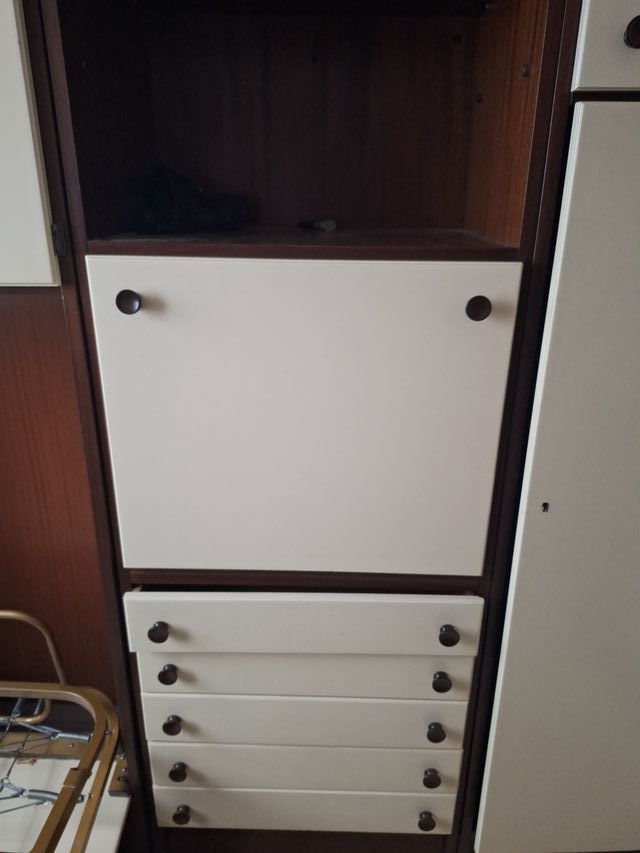 Mueble de salón modular beige y marrón