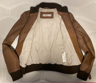 Cazadora de cuero 100% Zara, color marrón.