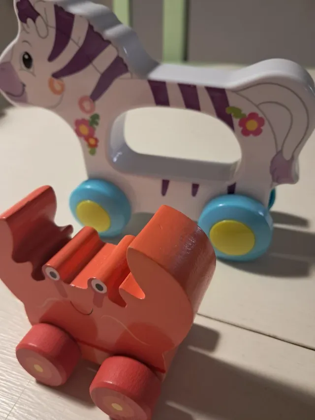 Juguetes de madera con ruedas