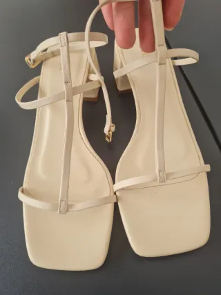 Sandalias de Piel Zara . Beige Tiras Tacón Cuadrad