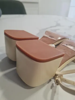 Sandalias de Piel Zara . Beige Tiras Tacón Cuadrad