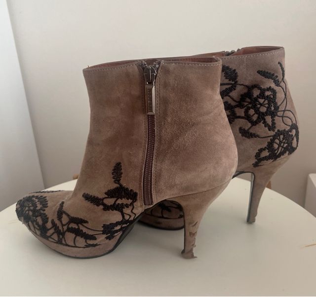 Botines elegantes en gris con bordado negro