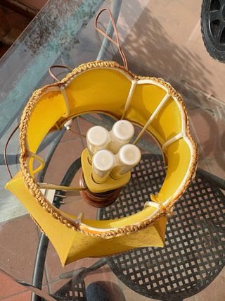 Abat jour in legno e tela gialla. Funzionante.