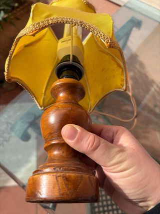 Abat jour in legno e tela gialla. Funzionante.