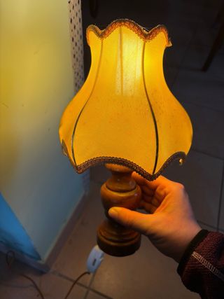 Abat jour in legno e tela gialla. Funzionante.