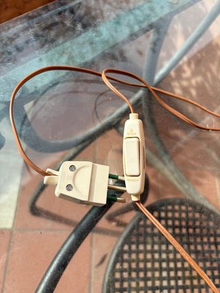 Abat jour in legno e tela gialla. Funzionante.