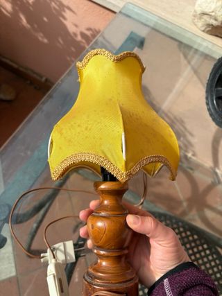 Abat jour in legno e tela gialla. Funzionante.