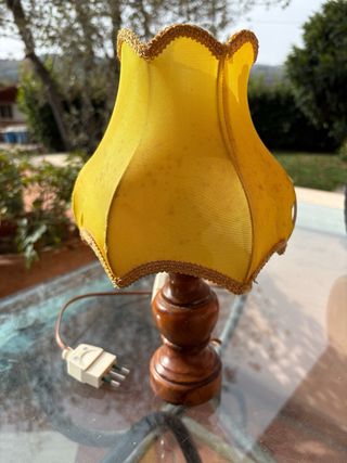 Abat jour in legno e tela gialla. Funzionante.