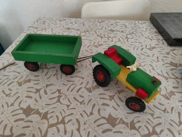 Tractor y remolque de madera