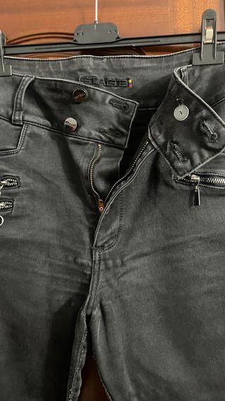 Pantalones negros con cremalleras