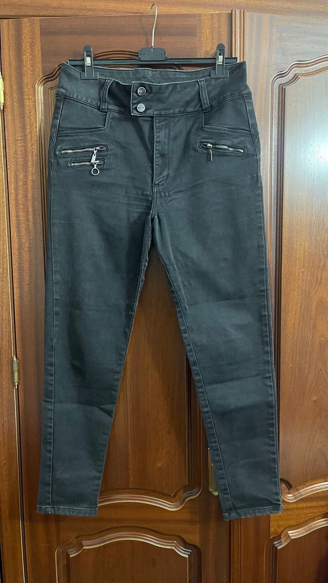 Pantalones negros con cremalleras