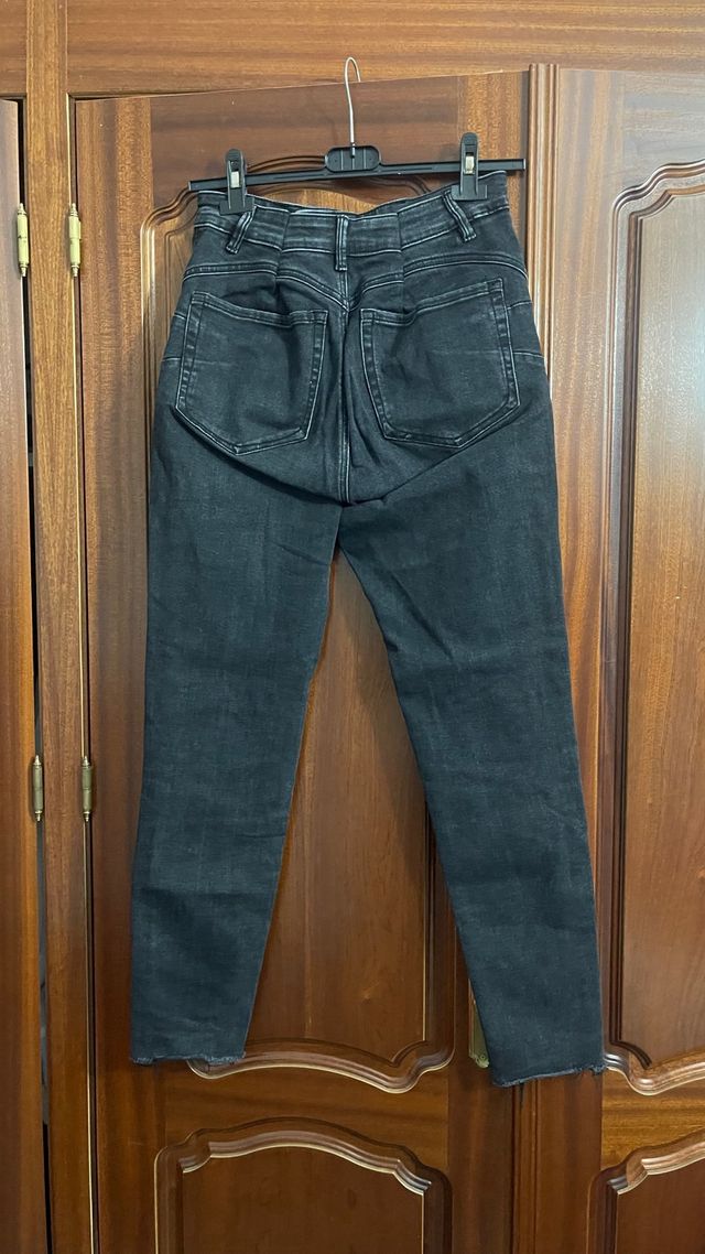 Pantalones negros con cremalleras