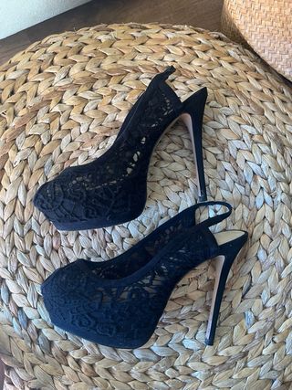 Zapatos de tacón negros con encaje