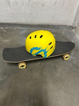 Patinete y Casco Amarillo