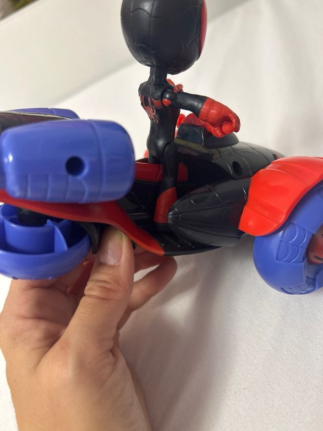 Miles Morales Spidey con Moto