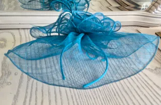 Tocado azul para bodas y eventos