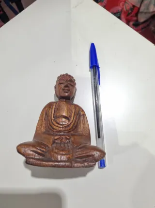 Buda de madera sentado