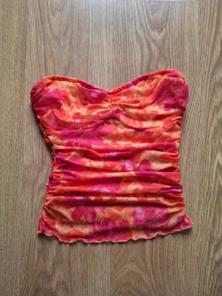 Top sin tirantes estampado floral.