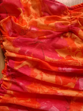 Top sin tirantes estampado floral.