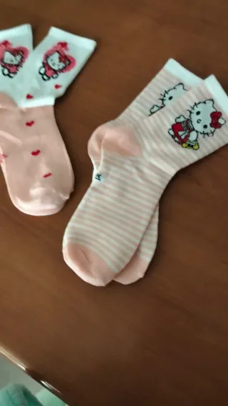 Calcetines niña Hello Kitty rosa y blanco.