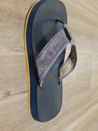 Chanclas azul y amarillo