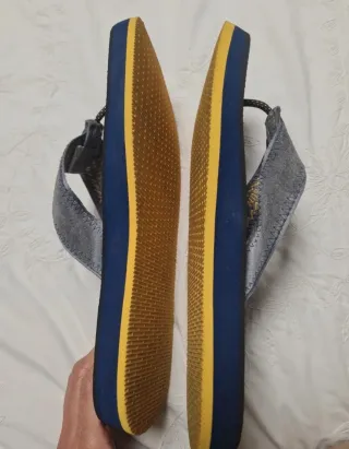 Chanclas azul y amarillo