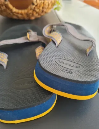 Chanclas azul y amarillo