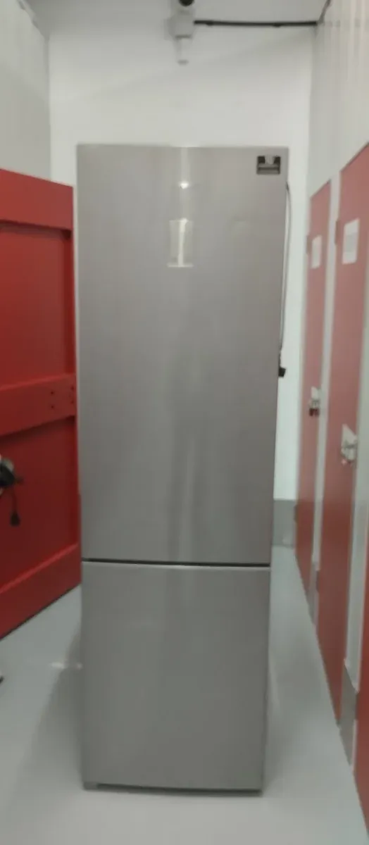 Frigorífico plateado casi nuevo