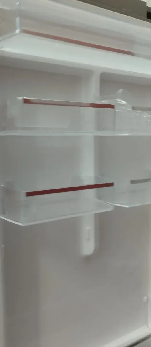 Frigorífico plateado casi nuevo