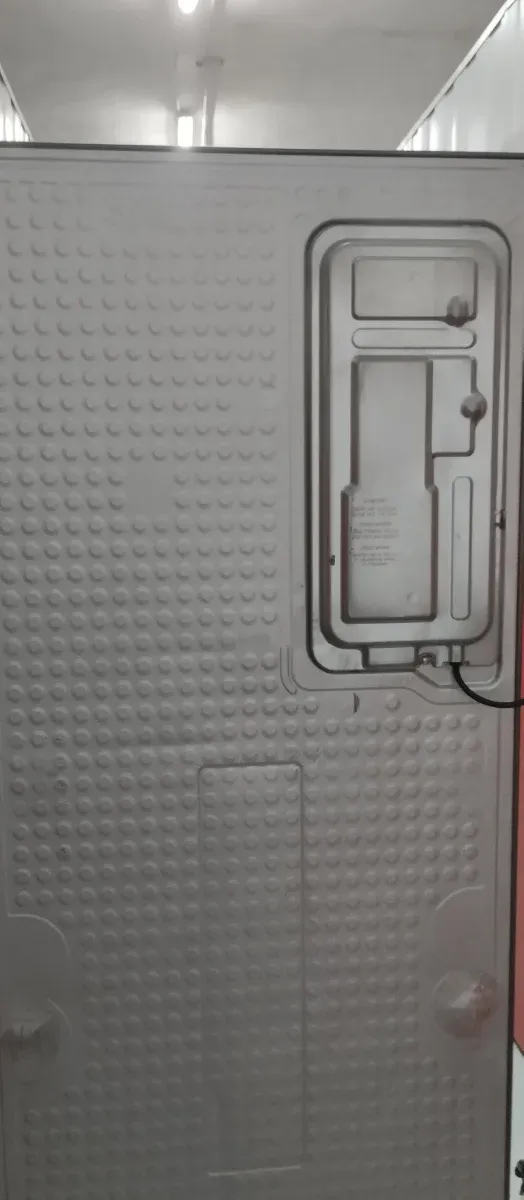 Frigorífico plateado casi nuevo