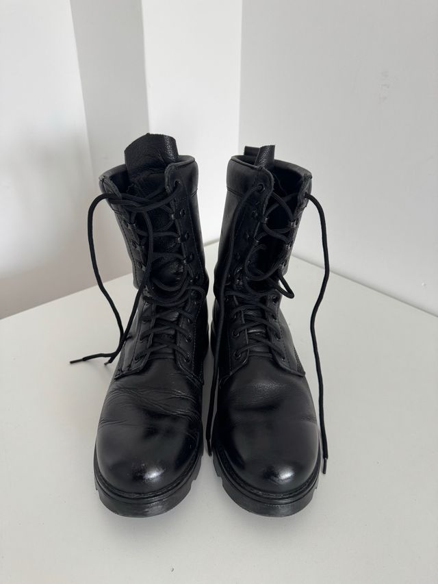 Botas de cuero negras con cordones