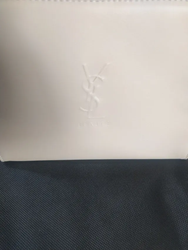 Neceser beige con detalles dorados