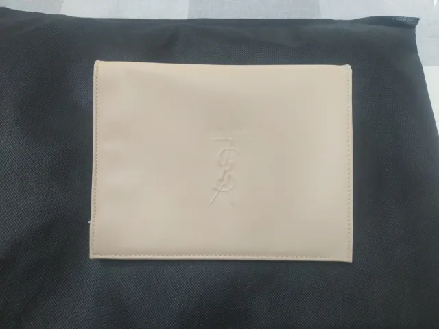 Neceser beige con detalles dorados