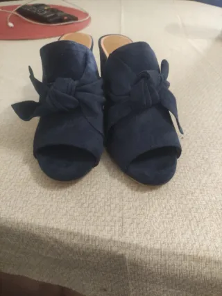 Sandalias azules con lazo