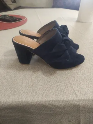 Sandalias azules con lazo