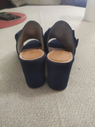 Sandalias azules con lazo