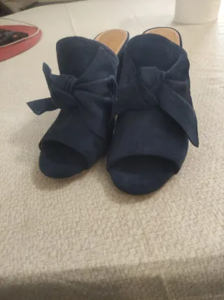 Sandalias azules con lazo