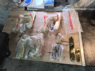 Lote de manillas y tiradores de Laton