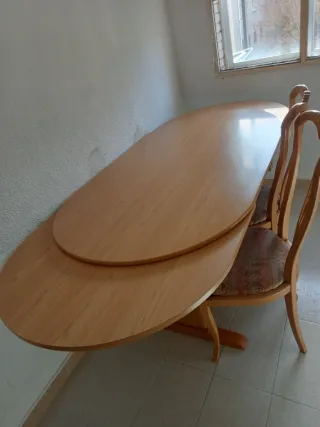 Mesa de comedor ovalada de madera