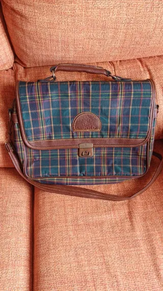 Maletín de tela a cuadros marrón y verde