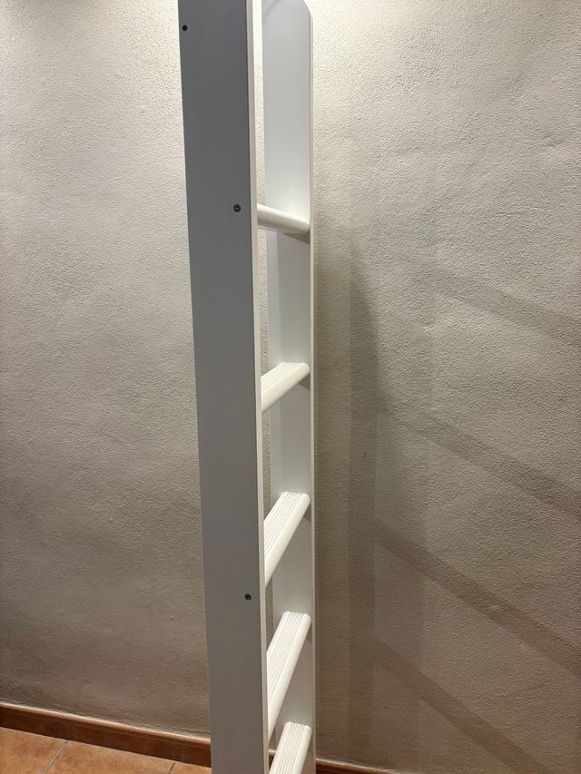 Escalera de madera blanca Ikea