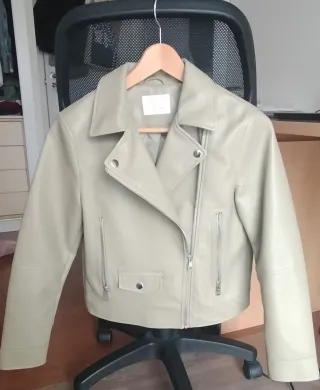 Cazadora polipiel verde talla 11-12. Zara