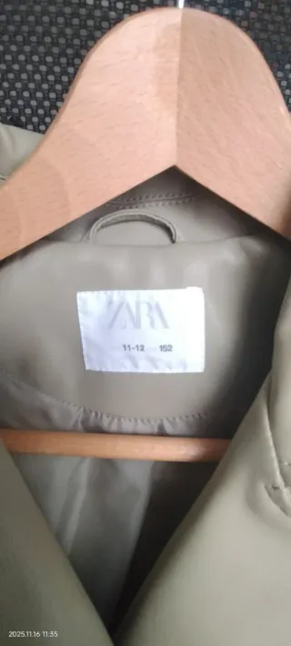 Cazadora polipiel verde talla 11-12. Zara