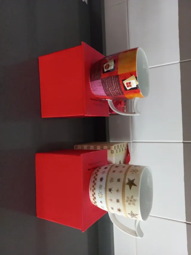 Tazas navideñas en cajas musicales